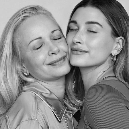 Hailey Bieber é filha de brasileira e tem tatuagens em português