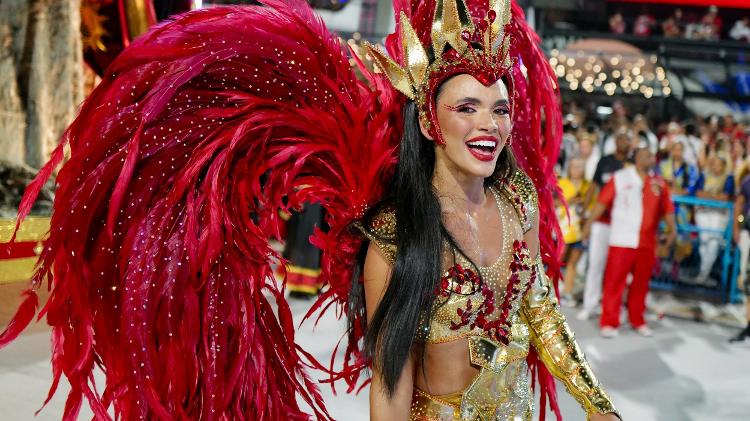 12.fev.2024 - Desfile da Porto da Pedra na primeira noite de carnaval no sambódromo da Marquês de Sapucaí