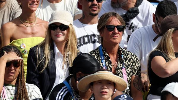 Nicole Kidman e o marido, Keith Urban, assistem à final do skate street feminino em Paris