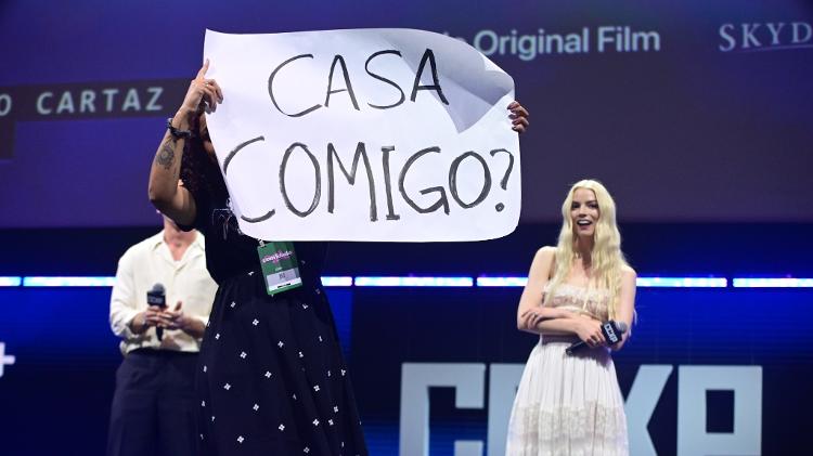 Pedido de casamento no painel com Anya Taylor-Joy e Miles Teller