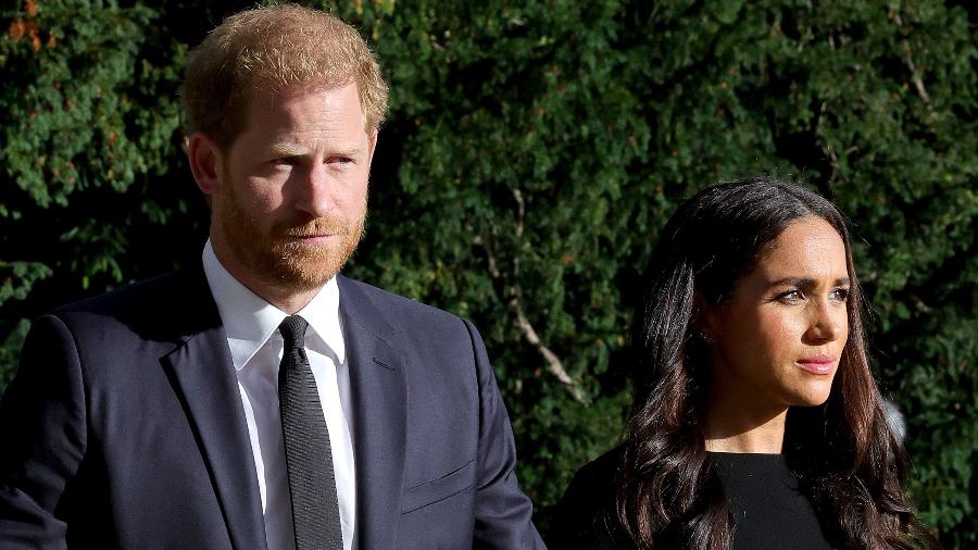 Príncipe Harry e Meghan Markle cumprimentam súditos que homenageavam a rainha Elizabeth 2ª em Windsor - Getty Images