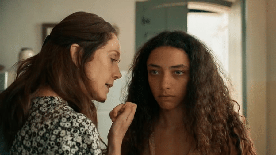 Dona Patroa (Camila Morgado) e Joana (Alice Carvalho) em "Renascer" - Reprodução/Globo