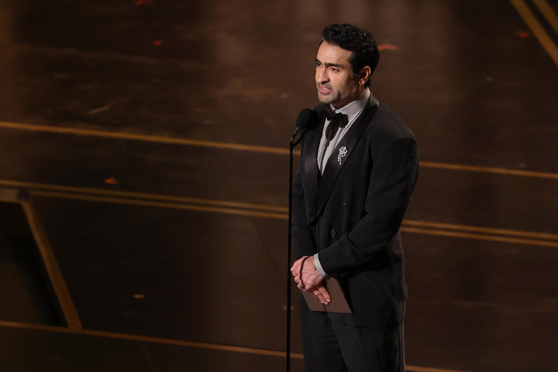 Kumail Nanjiani anunciando o empate no Oscar de melhor curta-metragem em live action  - undefined