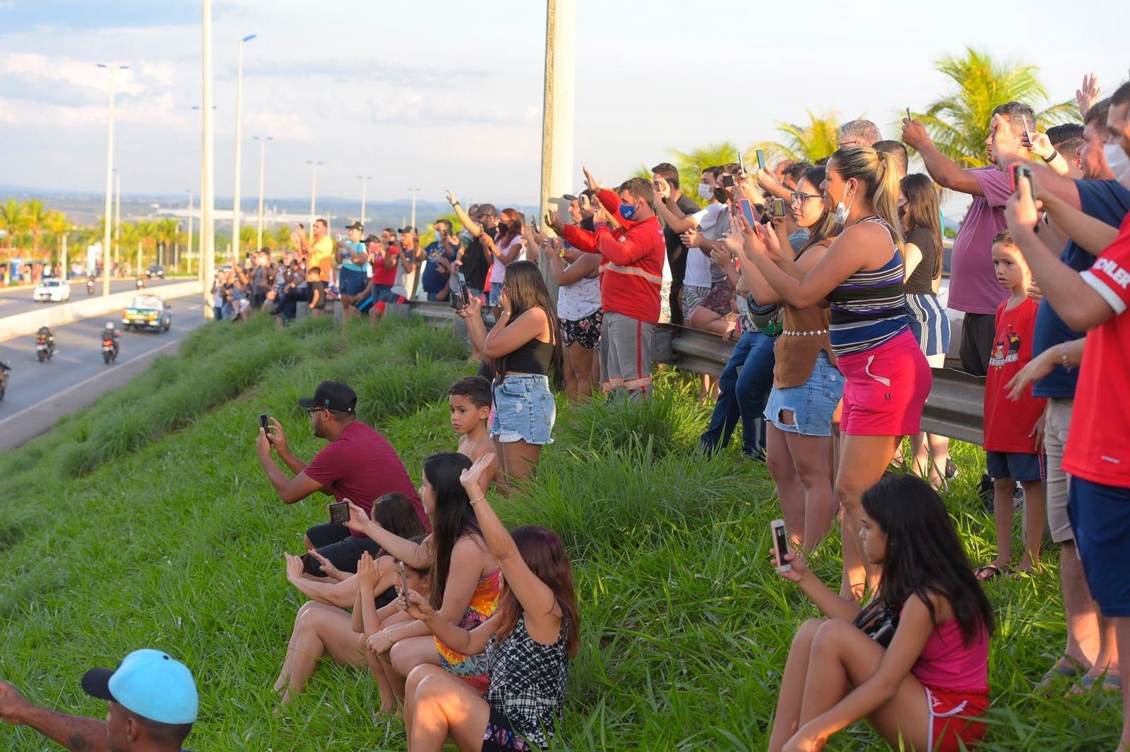 Fãs acompanham cortejo do corpo de Marília Mendonça em Goiânia - Cristiano Borges e Júnior Guimarães/ AgNews