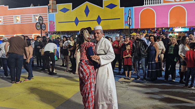 Odorico e Catarina dançam no Parque do Povo, em Campina Grande (PB)