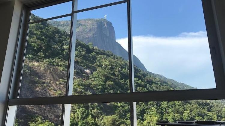 Espaço é amplo e tem vista para pontos turísticos do Rio de Janeiro