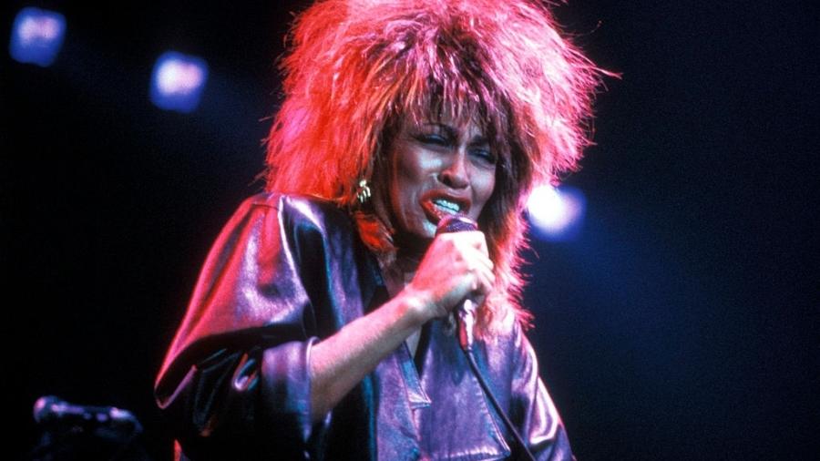 Tina Turner se apresenta na Wembley Arena, em Londres, em março de 1985 - Graham Wiltshire/Hulton Archive/Getty Images