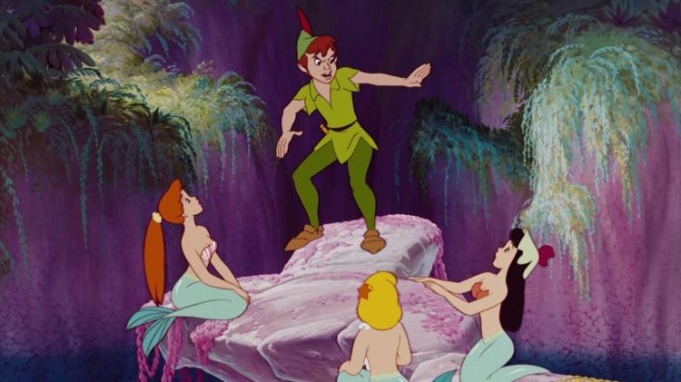 Peter Pan e as sereias na animação de 1953. A teoria diz que a personagem mais à esquerda é a mãe de Ariel