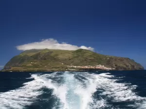 O mistério da estátua no meio do oceano Atlântico