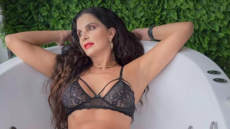 Luiza Ambiel sensualiza em sua banheira Luiza Ambiel sensualiza em sua banheira