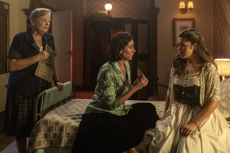 Clarice (Carol Castro), Arlete (Bete Mendes) e Bia (Maisa) em 'Garota do Momento' Clarice (Carol Castro), Arlete (Bete Mendes) e Bia (Maisa) em 'Garota do Momento'