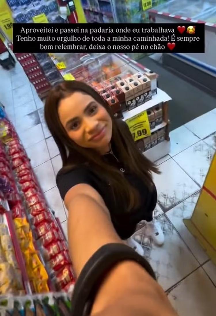 Lexa na padaria onde trabalhou antes da fama Lexa na padaria onde trabalhou antes da fama