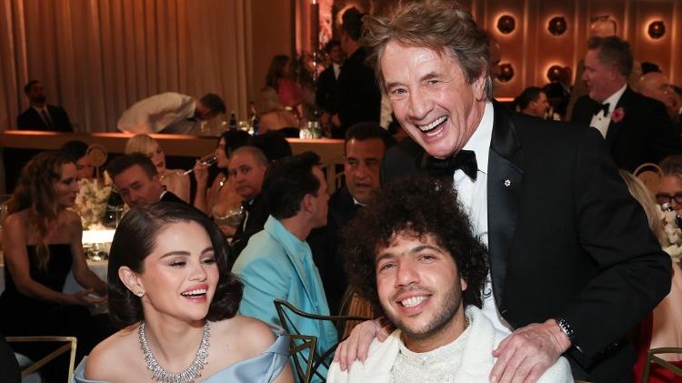 Os noivos do ano, Selena Gomez e Benny Blanco, são 'tietados' por Martin Short, colega de cena da atriz em "Only Murders in The Building"