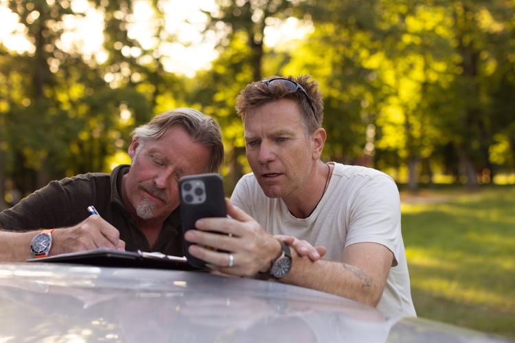 Ewan McGregor e Charley Boorma, de Long Way Home, produção da Apple TV+