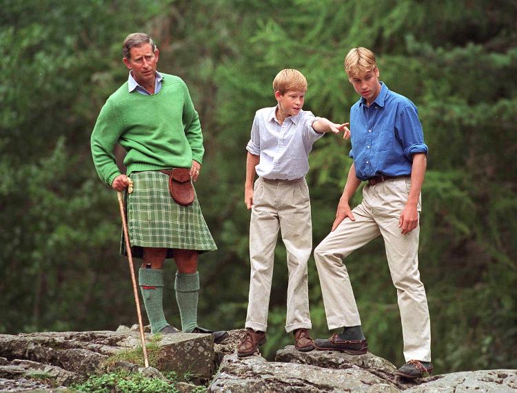 Príncipe Chales com os filhos William e Harry nas imediações do Castelo de Balmoral em 16 de agosto de 1997, duas semanas antes da morte da Princesa Diana - Tim Graham Photo Library via Getty Images - Tim Graham Photo Library via Getty Images