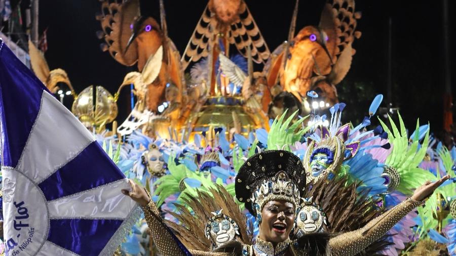 Desfile da Beija Flor na primeira noite de carnaval no sambódromo da Marquês de Sapucaí