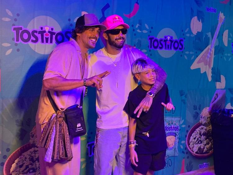 Pedro Scooby e o filho Dom, e o ator Felipe Roque no espaço Tostitos no Rock in Rio