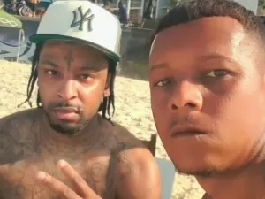 Vendedor ambulante flagra 21 Savage curtindo praia antes do Rock in Rio 