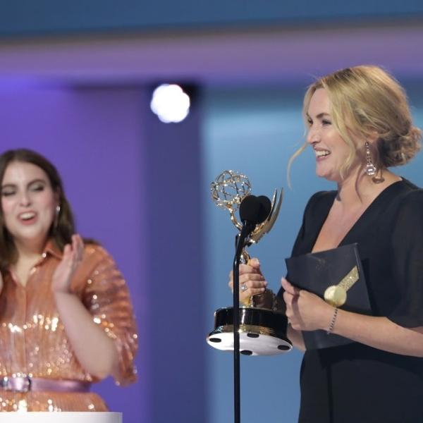 Kate Winslet é premiada como melhor atriz em série limitada no Emmy 2021