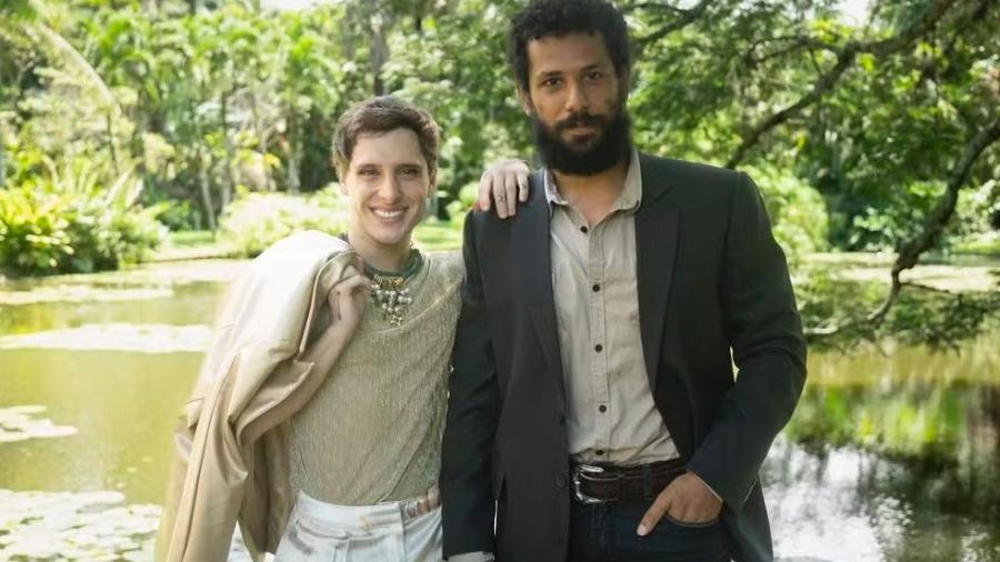 Kelvin (Diego Martins) e Ramiro (Amaury Lorenzo) no casamento de Lucinda (Débora Falabella) em 'Terra e Paixão'