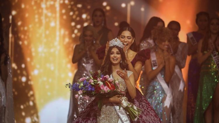 Harnaaz Sandhu, da Índia, sendo coroada Miss Universo 2021 por Andrea Meza, do México, sua antecessora