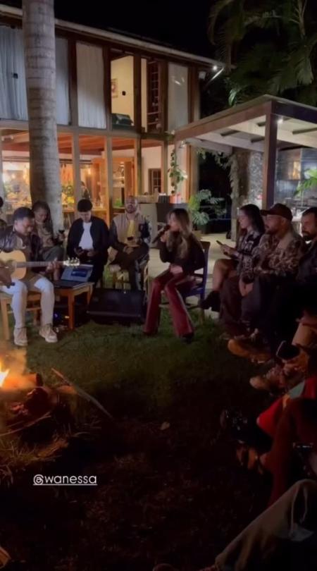 Wanessa Camargo curte noite ao lado de amigos Wanessa Camargo curte noite ao lado de amigos