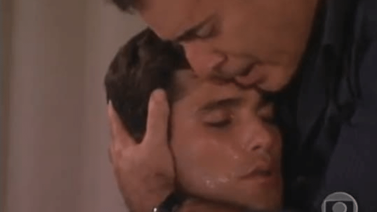 Antenor (Tony Ramos) chora a morte de Ivan (Bruno Gagliasso) em 'Paraíso Tropical'