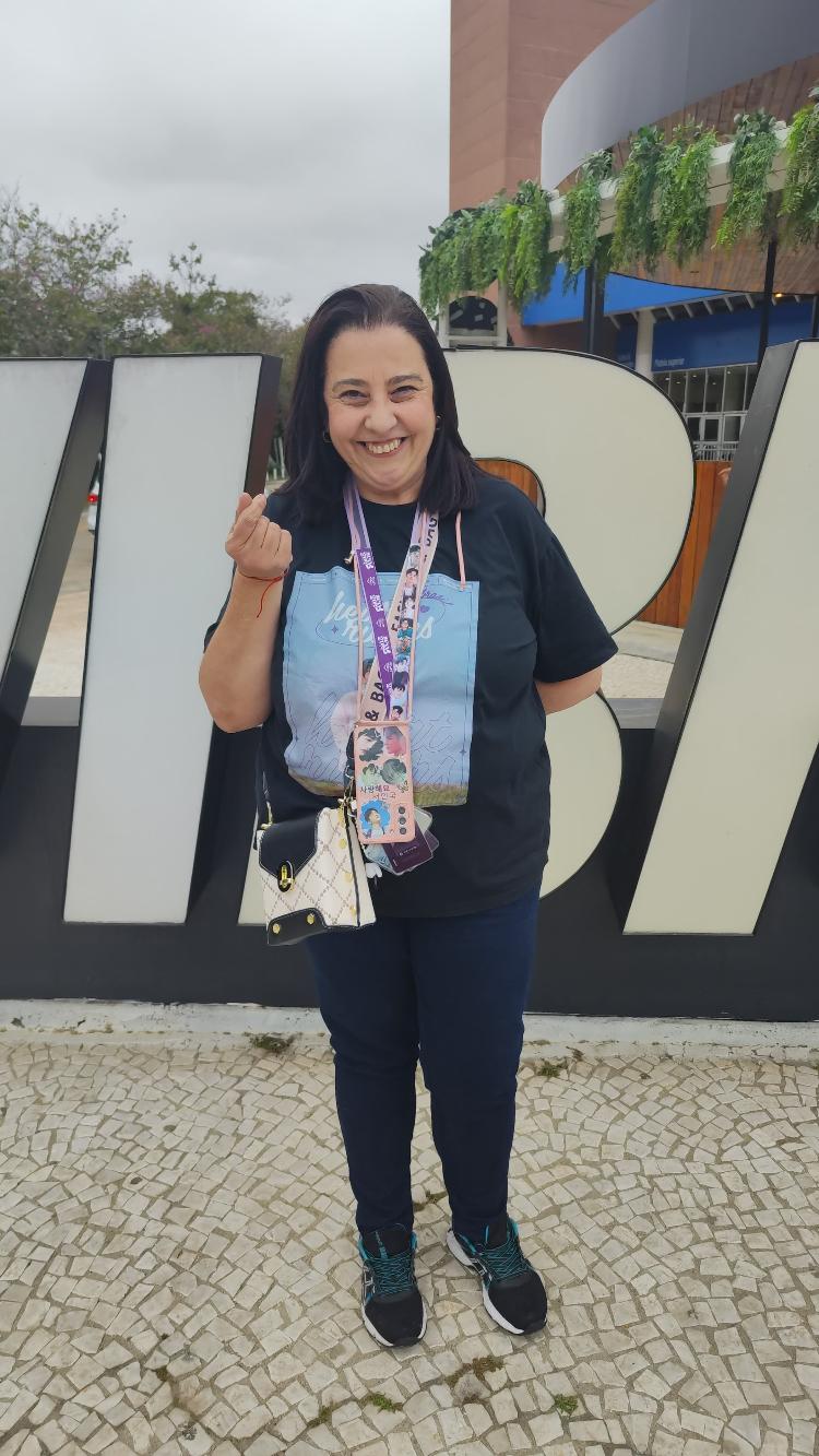 Katia, 50, tem uma fábrica de adesivos de unhas e fez uma cartela especial para dar na fila do fanmeeting de In-guk