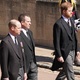 Os príncipes William e Harry caminham separados pelo primo, Peter Philips, durante o cortejo fúnebre de príncipe Philip - Paul Edwards-WPA Pool/Getty Images