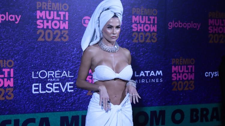 Deborah Secco vai só de toalha para o Prêmio Multishow 2023