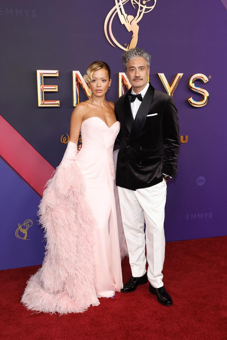 O casal Taika Waititi e Rita Ora no Emmy 2024