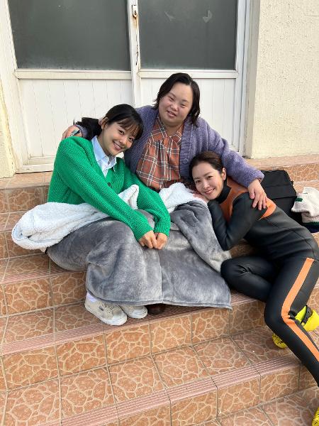 Jung Eun Hye com suas colegas no set de "Amor e outros dramas"