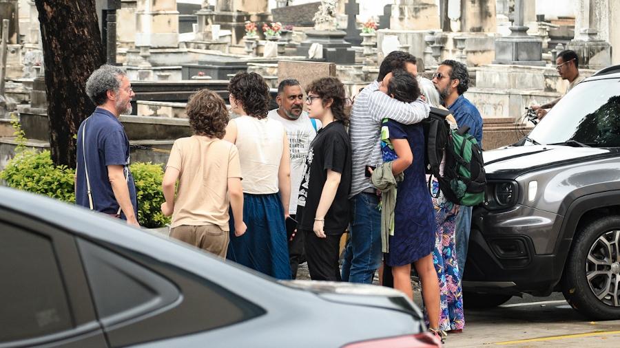 Amigos e familiares chegam ao velório de Cristina Buarque Amigos e familiares chegam ao velório de Cristina Buarque