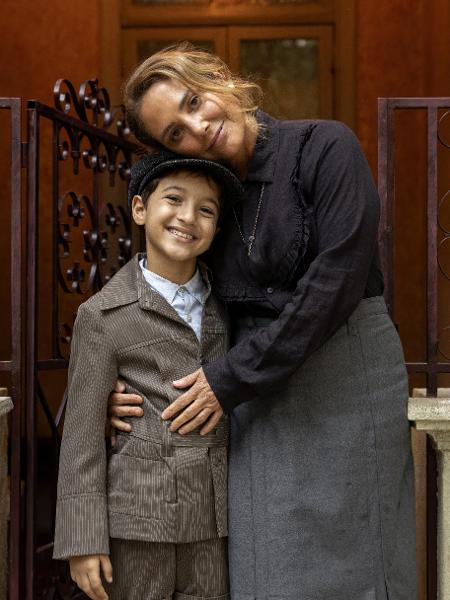Samir (Davi Malizia) e Zulma (Heloisa Périssé) em 'Êta Mundo Melhor' Samir (Davi Malizia) e Zulma (Heloisa Périssé) em 'Êta Mundo Melhor'