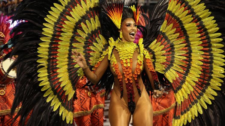 A rainha de bateria Pâmella Gomes desfilando na avenida pela Tom Maior