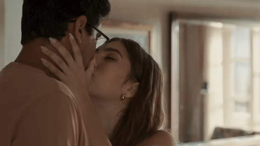 José Augusto (Renan Monteiro) e Buba (Gabriela Medeiros) se beijam em 'Renascer'