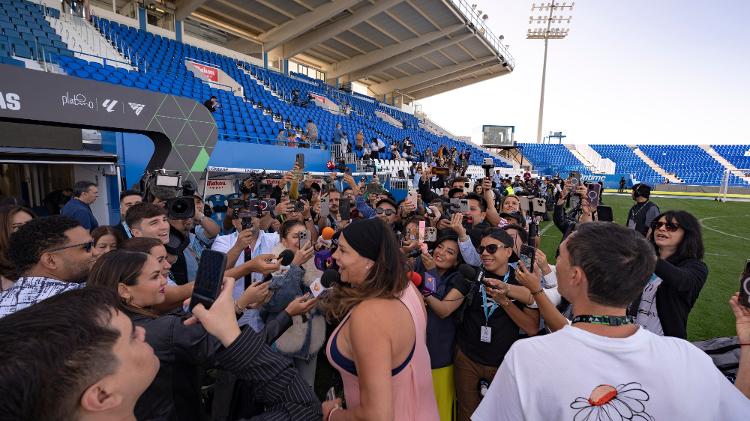 Karla Sofía Gascón dá entrevista em partida beneficente dos Prêmios Platino de cinema na Espanha Karla Sofía Gascón dá entrevista em partida beneficente dos Prêmios Platino de cinema na Espanha