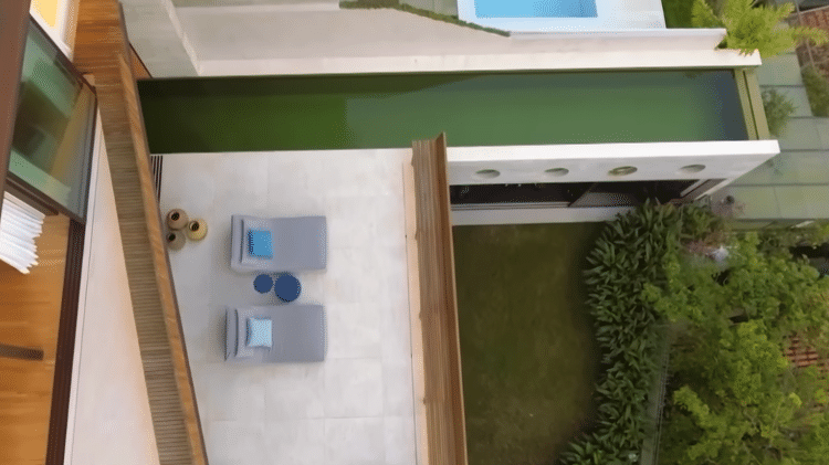 Área externa com parte da piscina 