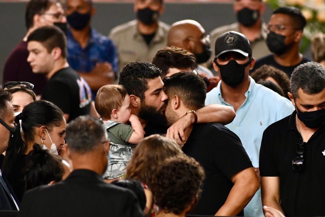 A dupla Henrique e Juliano se abraça no velório da cantora Marília Mendonça - Cristiano Borges e Júnior Guimarães/ AgNews