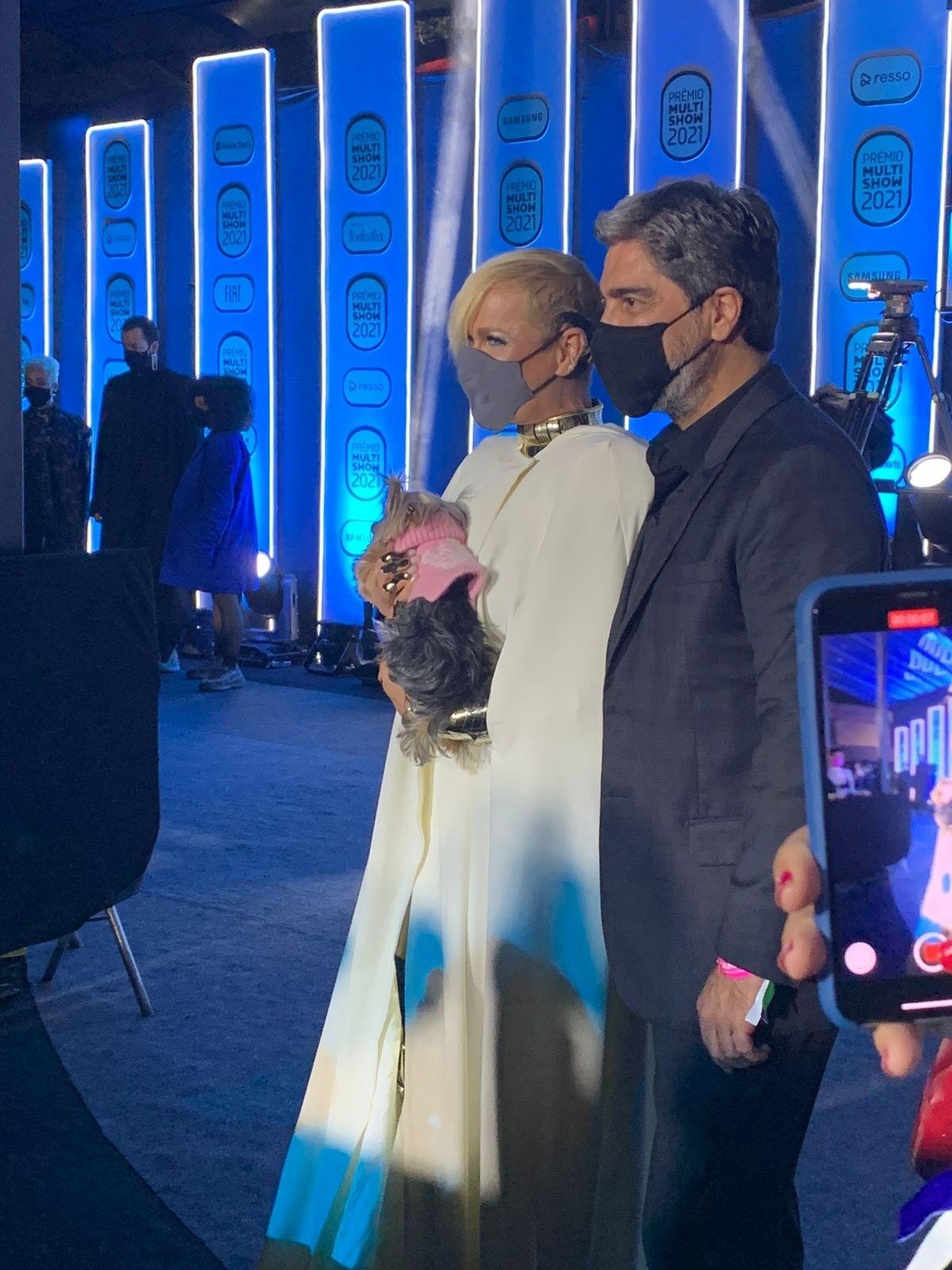 Xuxa vai com o cachorro ao evento - Lucas Pasin/Splash