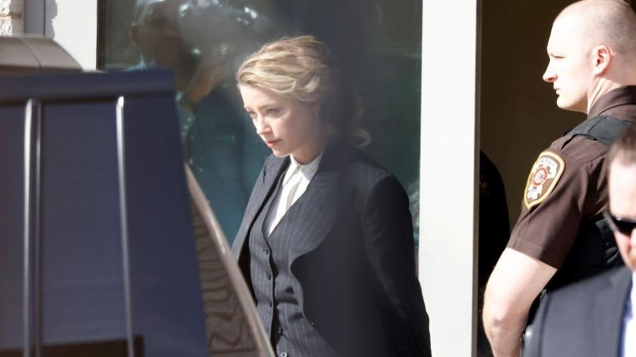 Amber Heard saindo do tribunal - Por Lisa Richwine