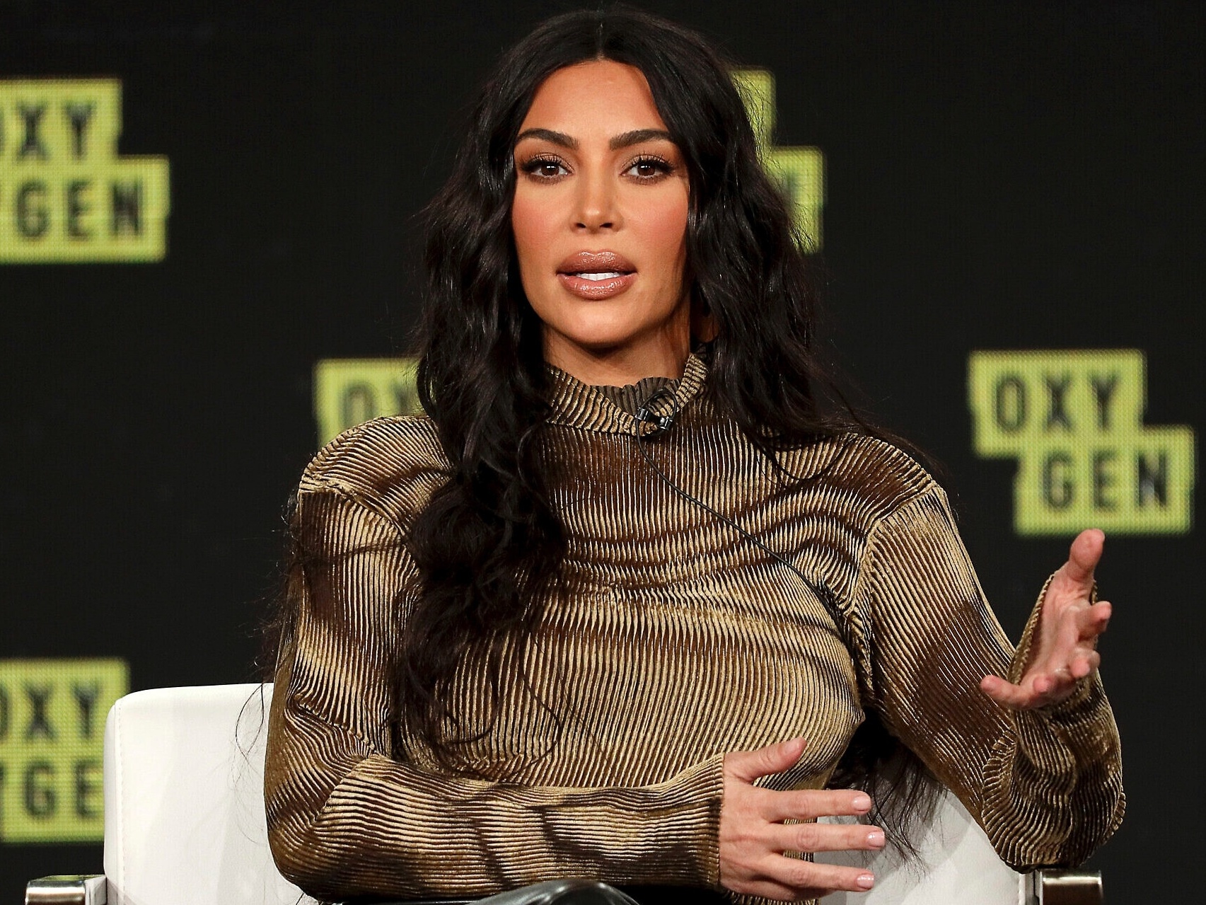 Kim Kardashian posa de biquíni em praia paradisíaca e é elogiada