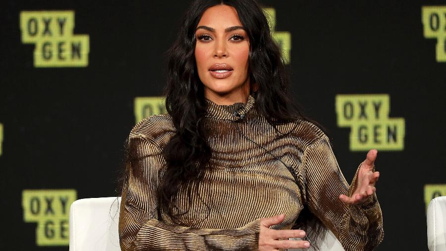 Kim Kardashian chama a atenção ao posar de biquíni