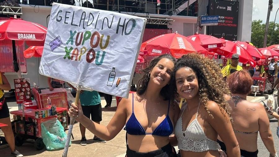 Bianca e a namorada Gabirella venderam gelinho alcoólico no Carnaval