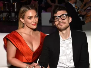 Marido de Hillary Duff faz moda contra Kanye West por polêmica com suástica