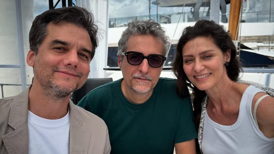 Diretor posa ao lado de Wagner Moura e Maria Fernanda Cândido em Cannes - Reprodução/Instagram