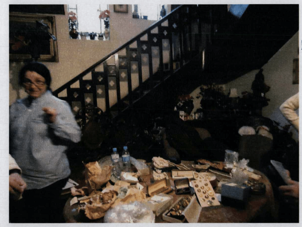 Margarida Bonetti, sem pomada, na sala de sua casa durante visita de inventariantes - Arquivo