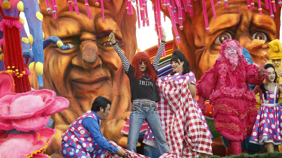 10.fev.2024 - Desfile da Rosas de Ouro na primeira noite de carnaval no sambódromo do Anhembi