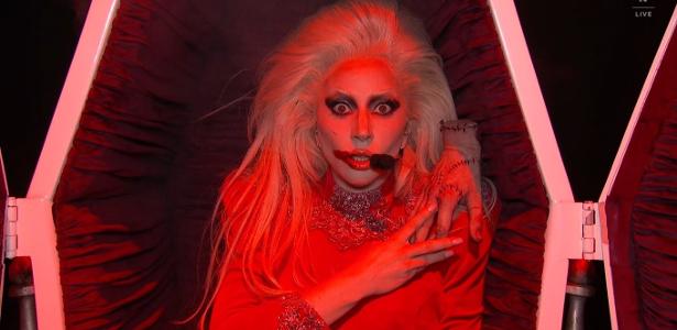 Lady Gaga faz apresentação em clima de 'Wandinha' em festival da Netflix