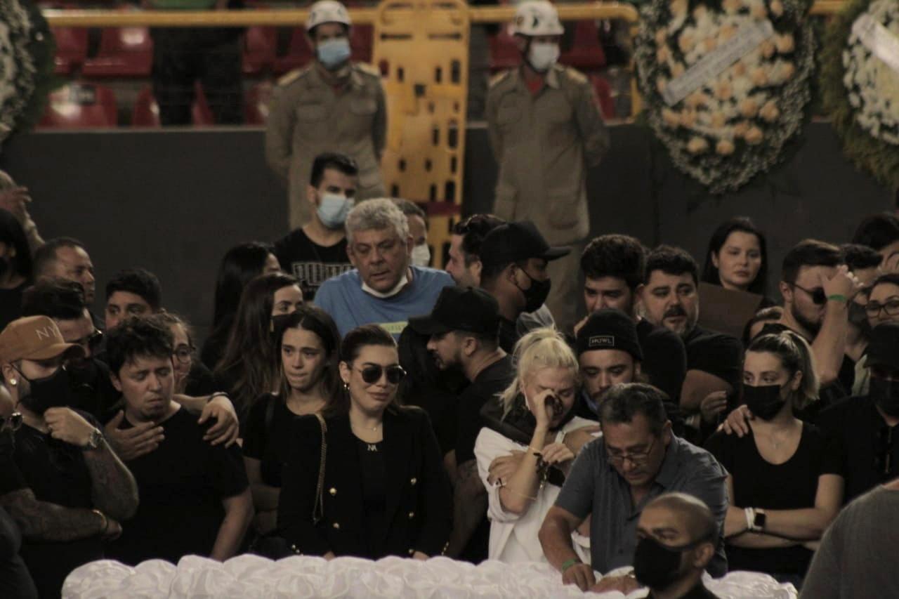 Naiara Azevedo e Luísa Sonza choram junto ao caixão de Marília Mendonça - J. Lee/ Brazil News